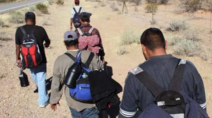 Bajo el intenso sol, sin agua ni comida dejan a su suerte a migrantes en la Carretera Internacional 15