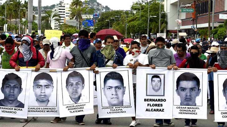 Padres de los 43 piden a López Obrador ordenar creación de comisión de investigación