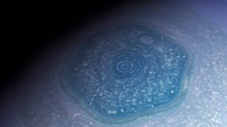 Descubren hexágono en polo norte de Saturno