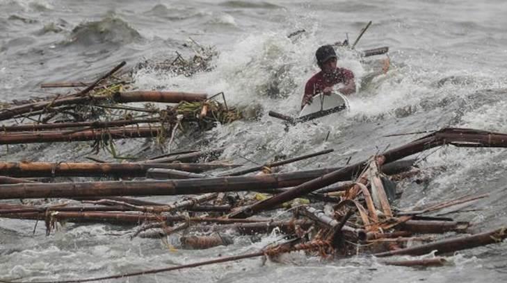 Al menos 12 muertos deja tifón en al norte de Filipinas