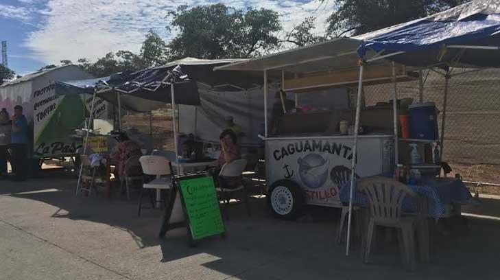 AUDIO | Vendedores ambulantes acaparan espacios frente IMSS en Nogales