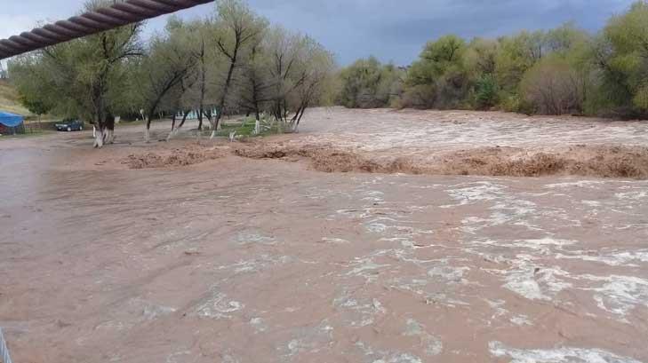 Cierran circulación en tramo carretero Arizpe-Bacoachi por crecida de río
