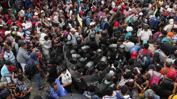 VIDEO | Centenares de hondureños que viajan en caravana entran a la fuerza a México