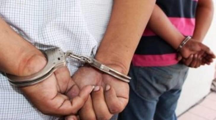 Tras persecución, policías de Hermosillo arrestan a 2 sujetos en la colonia Balderrama
