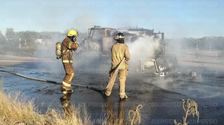 Camión arde en llamas sobre la carretera Hermosillo-Bahía de Kino