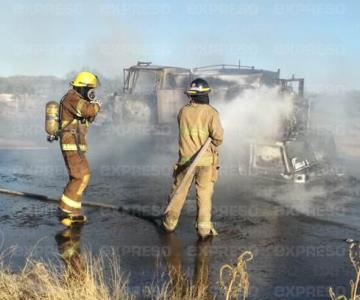 Camión arde en llamas sobre la carretera Hermosillo-Bahía de Kino