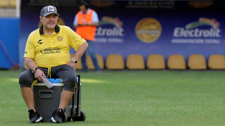 Maradona a punto de no poder caminar a consecuencia de artrosis en las rodillas