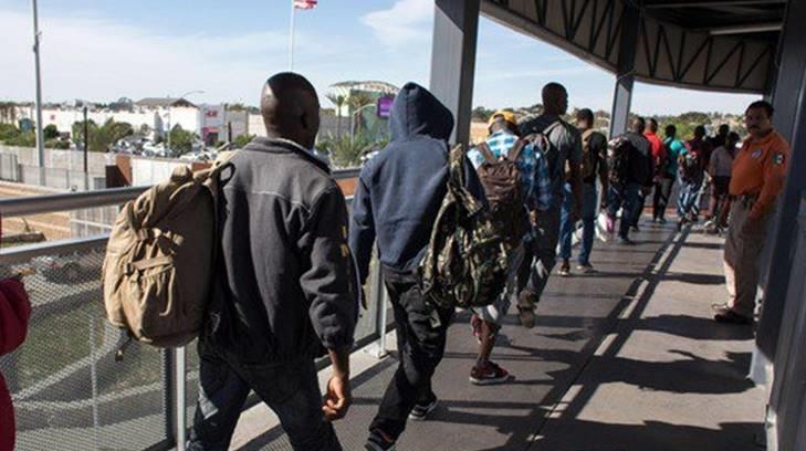 Migrantes llegan a la frontera de San Luis Río Colorado para solicitar asilo en Estados Unidos