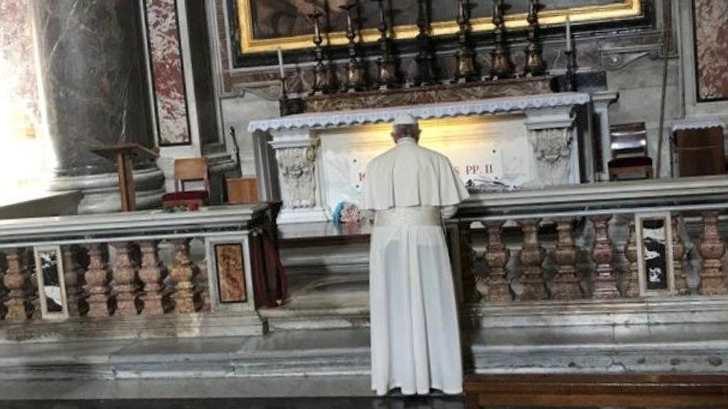 En el día de san Juan Pablo II, el Papa Francisco visita su tumba