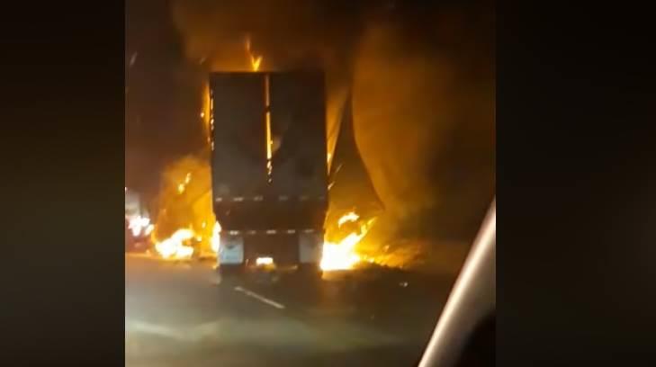 Tráiler se incendia en carretera Hermosillo - Guaymas