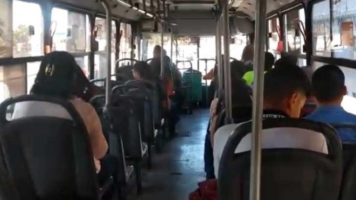 Susana Distancia viaja en transporte público; respetan el aforo permitido