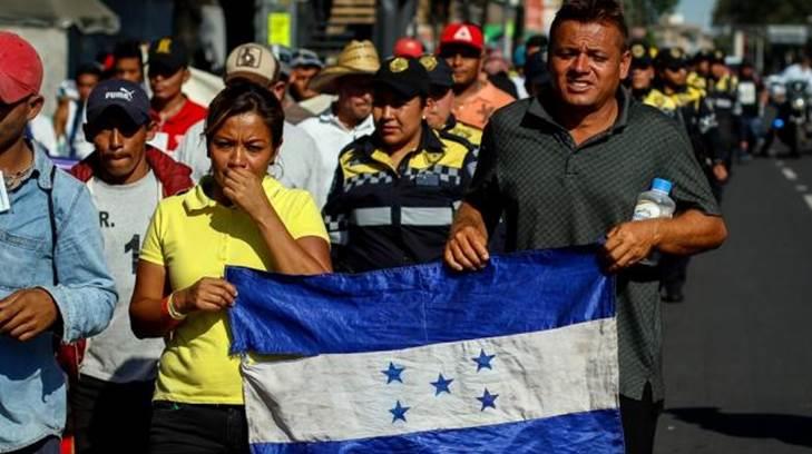 Detienen el paso de caravana con cientos de hondureños