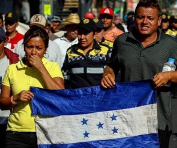 Detienen el paso de caravana con cientos de hondureños