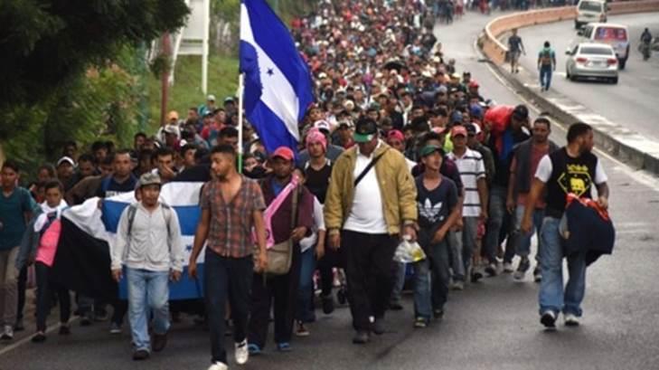 Dan ‘aventón’ a migrantes en la autopista México-Querétaro