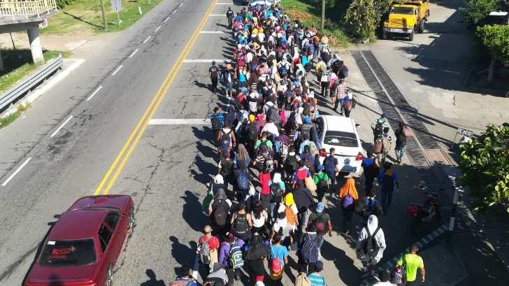 Caravana migrante hace primera escala tras recorrer 14 kilómetros