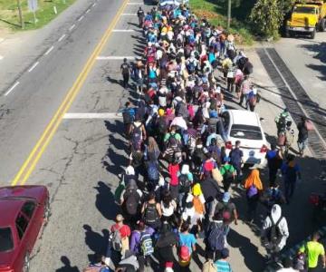 Caravana migrante hace primera escala tras recorrer 14 kilómetros
