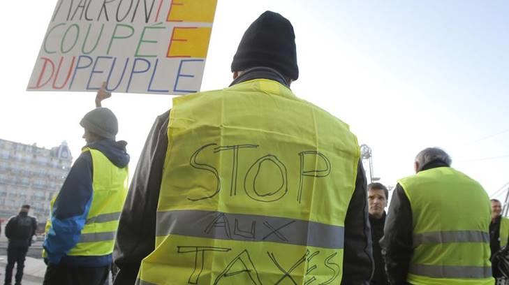 Franceses protestan y bloquean carreteras contra el alza a las gasolinas
