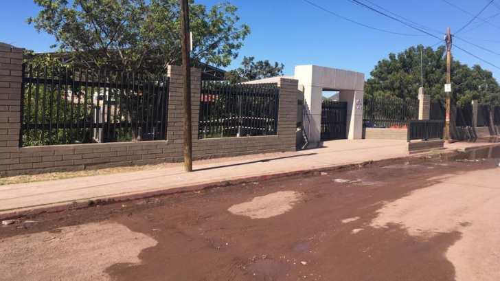 AUDIO | Escuela suspende clases por fuga de drenaje en Guaymas