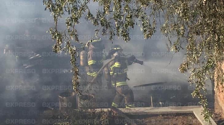 Bomberos sofocan incendio en una casa de cartón en el Cerro de la Campana