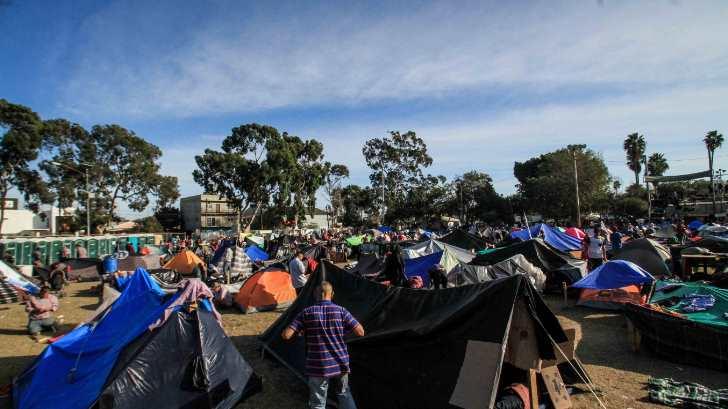 Migrantes que soliciten asilo en EU se quedarán en México: Donald Trump