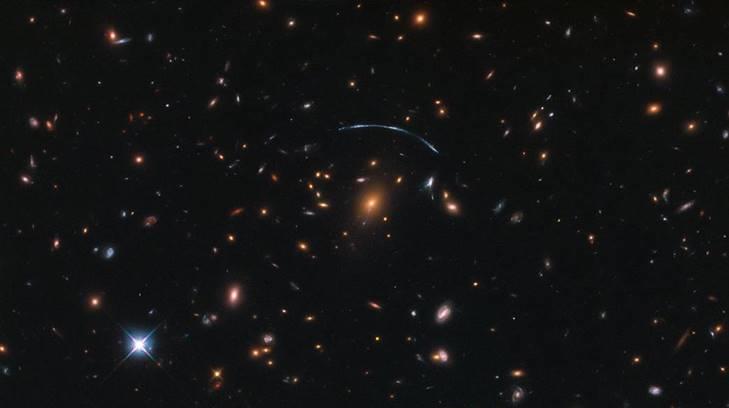 Telescopio Hubble muestra imagen de galaxia con figura de media luna