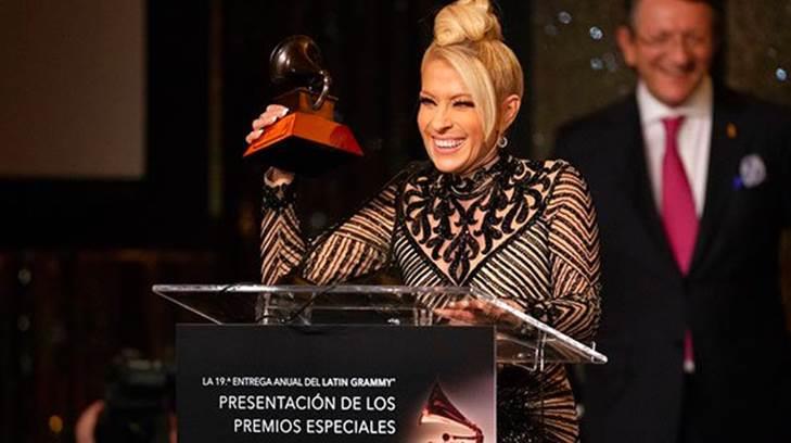 Yuri recibe premio a la excelencia musical en Especiales del Latin Grammy