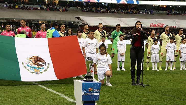 VIDEO | Ana Bárbara cruzazulea en final de Liga MX