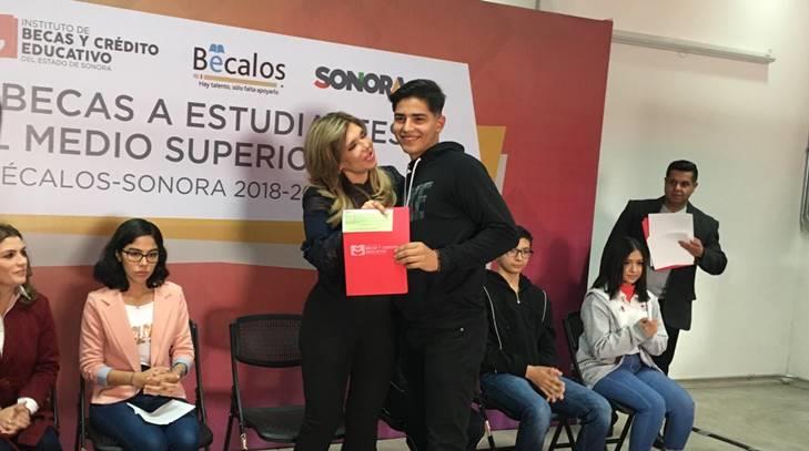 AUDIO | Gobernadora entrega becas a alumnos de diferentes preparatorias de Sonora