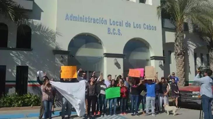 Protestan empleados del SAT despedidos en Cabo San Lucas