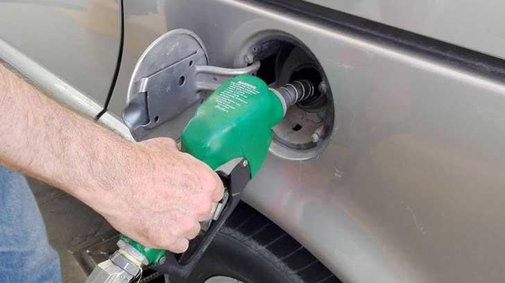 Baja de gasolinas contiene inflación en marzo