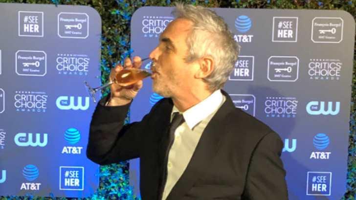 Alfonso Cuarón llama por teléfono a fanáticos en el #RomaFest
