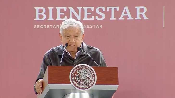 VIDEO | López Obrador entrega primeras pensiones para adultos mayores