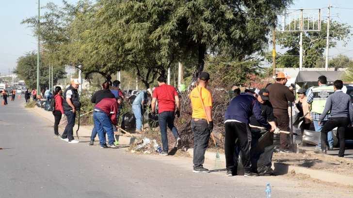 Hermosillenses y personal del Ayuntamiento limpian el bulevar Libertad