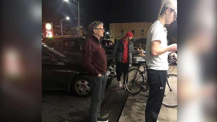 Bill Gates es captado haciendo fila para comprar una hamburguesa