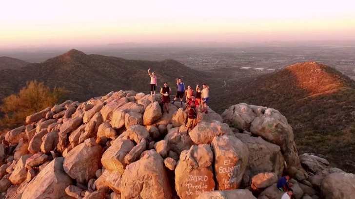 A pesar de su cierre, la gente se las ingenia para subir el Cerro del Bachoco