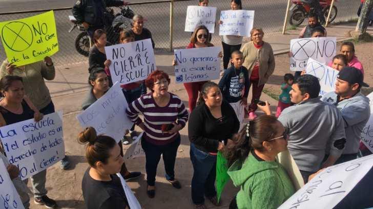 Padres se manifiestan en contra del cierre de la primaria ‘Fernando Dworak’ en Guaymas
