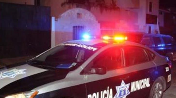 Detienen a hombre por golpear y amenazar a su esposa con un machete