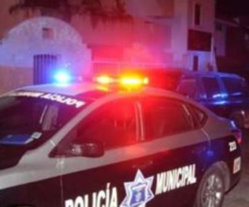 Detienen a hombre por golpear y amenazar a su esposa con un machete