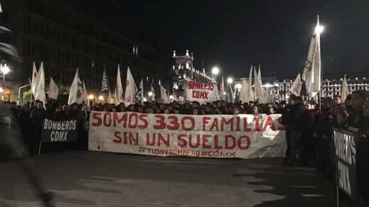Bomberos protestan en Palacio Nacional; piden se descongelen salarios