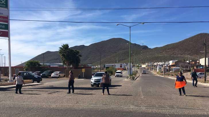 AUDIO | Esposas de policías bloquean salida de Guaymas para exigir aguinaldo
