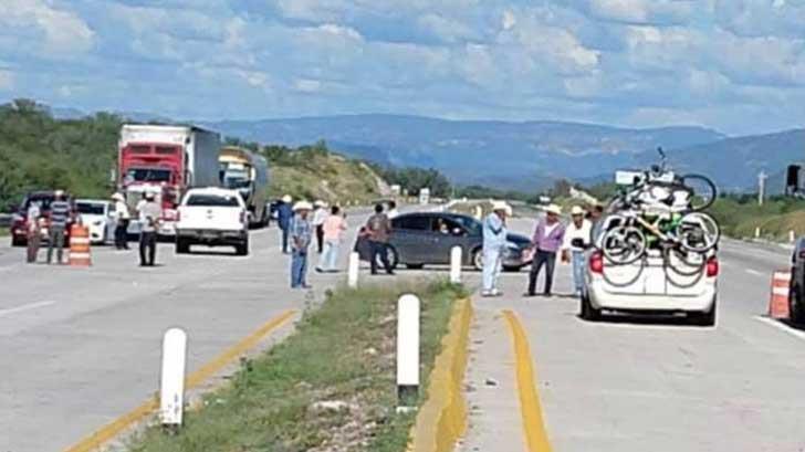 Integrantes de la etnia Yaqui vuelven a cobrar peaje en el tramo Obregón-Guaymas