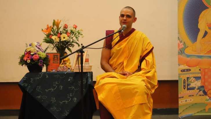 GALERÍA | El monje Kelsang Gyalden ofrece la conferencia ‘No más depre’