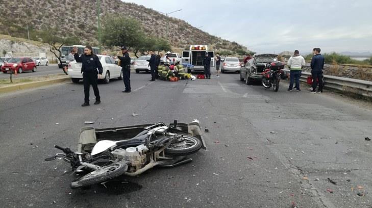 Motociclista se impacta contra camión en Nogales