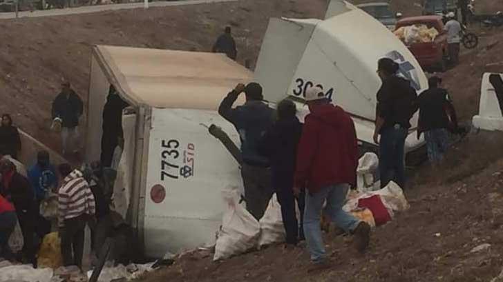 Hospitalizan a conductor de camión de carga que volcó en tramo carretero Navojoa-Los Mochis