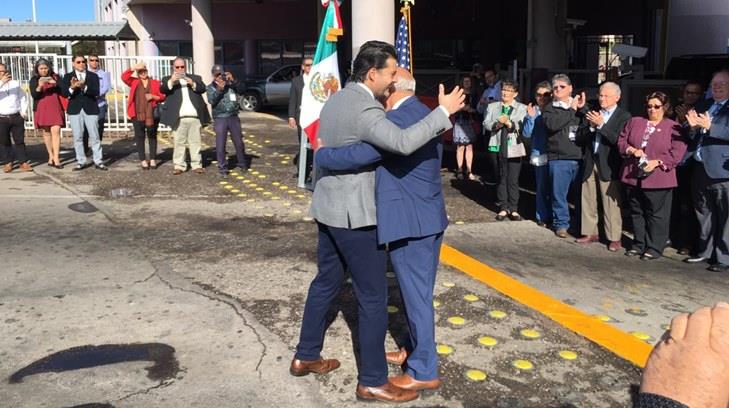 Alcaldes de ambos Nogales fortalecen hermandad de sus pueblos con abrazo amistoso en la línea divisoria
