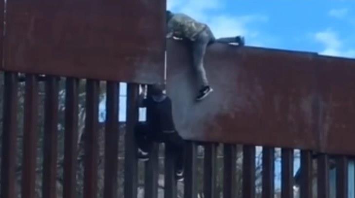 VIDEO | Dos personas brincan la línea divisoria entre México y EU a plena luz del día en Nogales