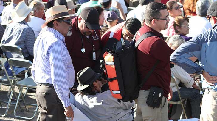 Soportan calor y larga espera por ver al presidente López Obrador