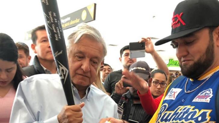 Ligamayorista sonorense regala bat y franela a López Obrador