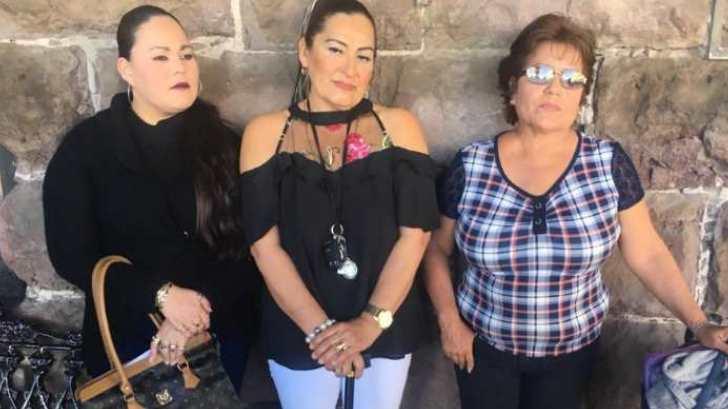 Familiares de policías caídos en Guaymas toman las instalaciones de Palacio Municipal