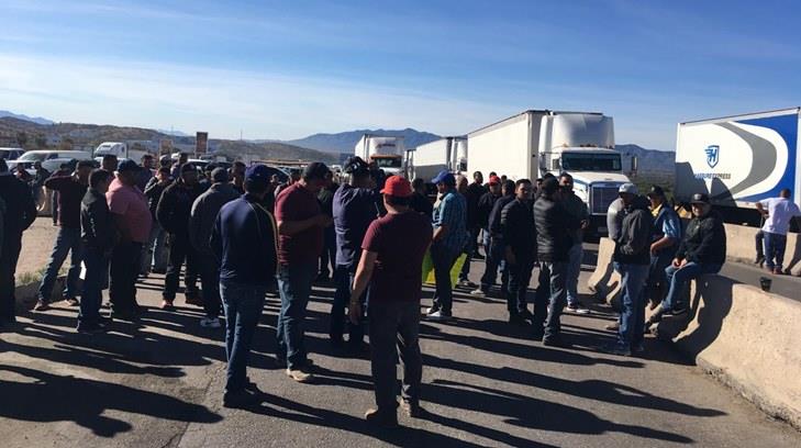 Transportistas cerraron esta mañana el acceso a la Aduana de Nogales sobre el Recinto Fiscal